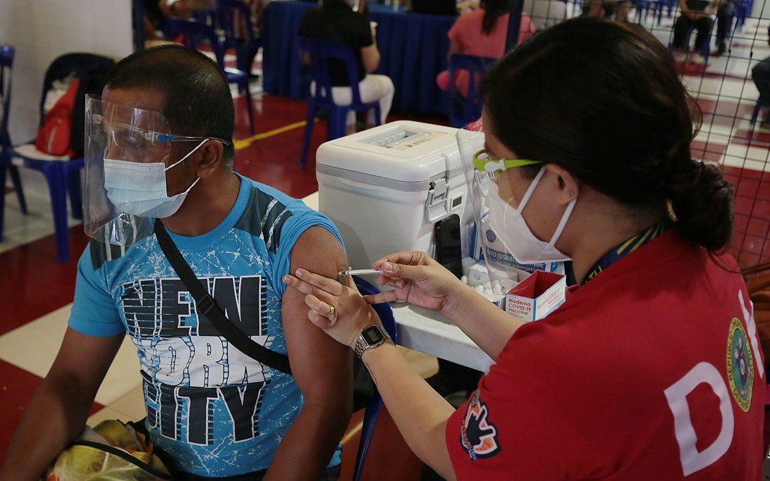 Philippines bắt đầu tiêm vaccine Covid-19 toàn dân, thí điểm tiêm chủng cho trẻ em